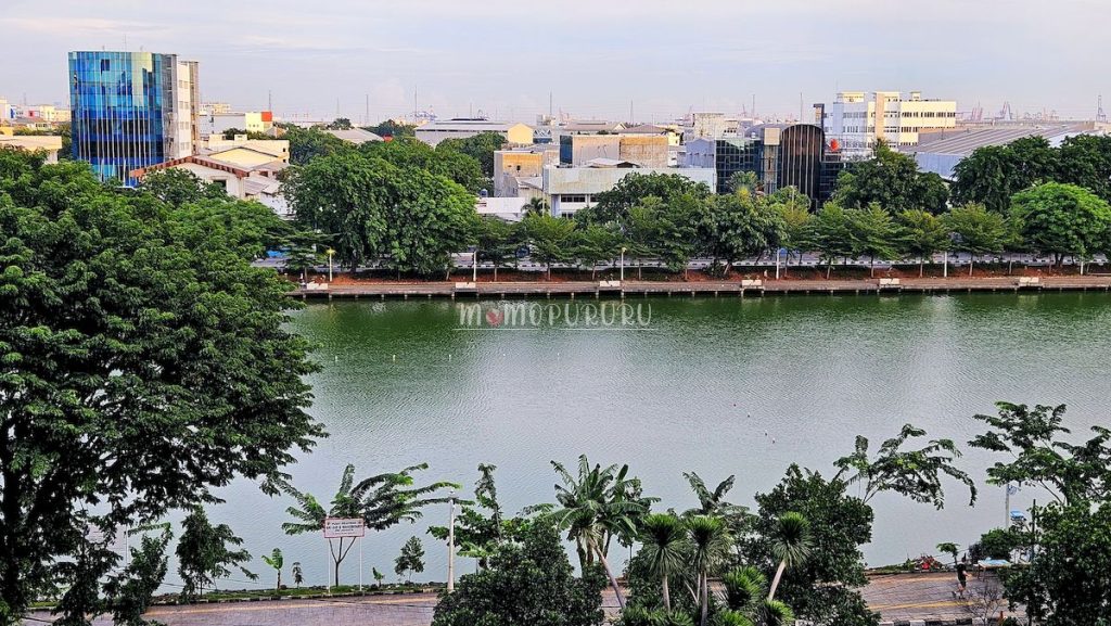 Pemandangan di pinggir danau