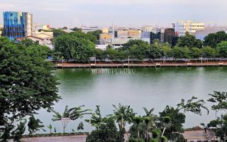 Pemandangan di pinggir danau