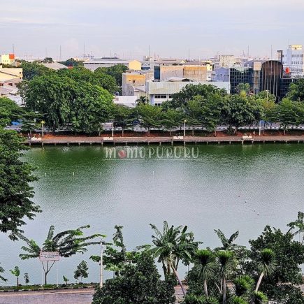 Pemandangan di pinggir danau
