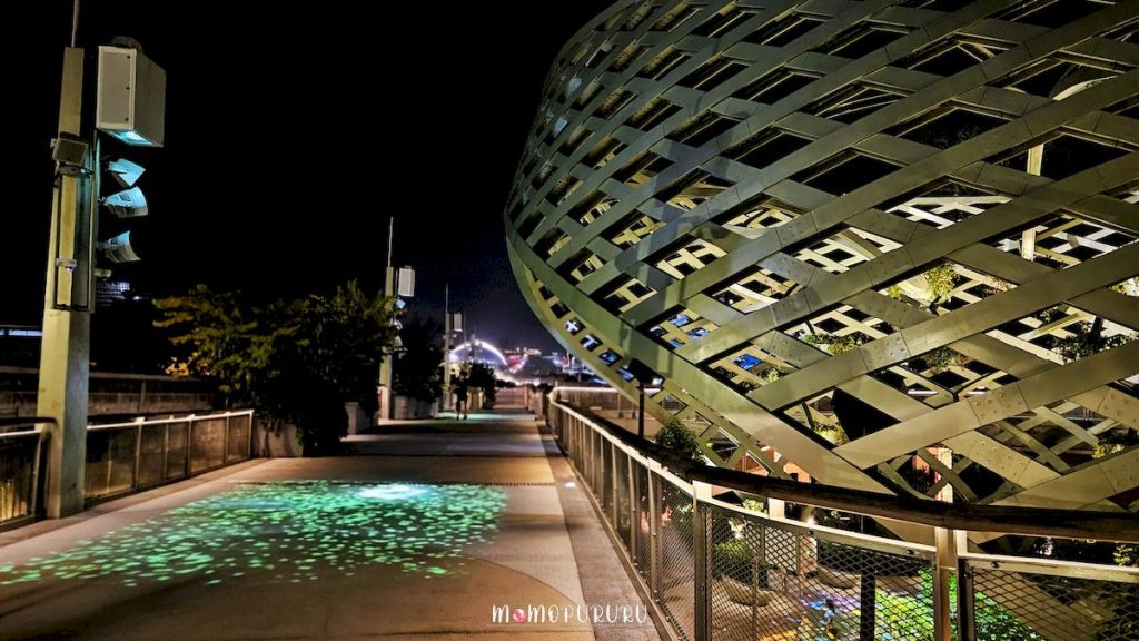 Bagian Upper Deck dengan mata biasa