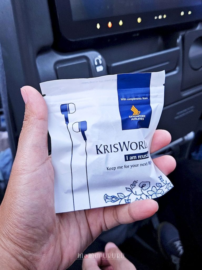 Earphone yang disediakan untuk menikmati media hiburan