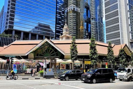 Lokasi Lau Pa Sat di antara gedung perkantoran