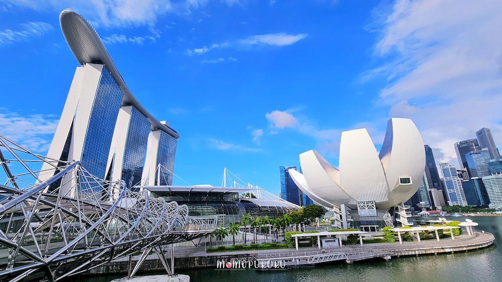 Menikmati pemandangan dari The Helix Bridge