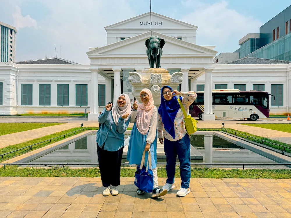 Bareng Dita dan mbak Chichie di depan Museum Nasional Indonesia