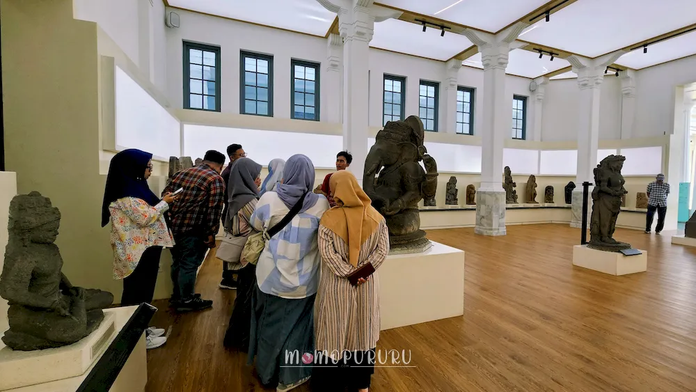 Ruang koleksi arca di museum nasional