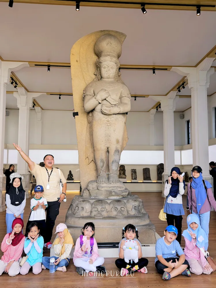 Kids walking tour berfoto di depan arca Bhairawa Buddha