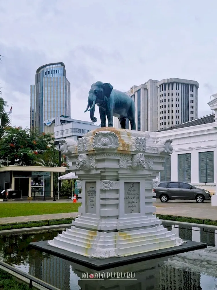 Patung gajah di depan Museum Nasional Indonesia