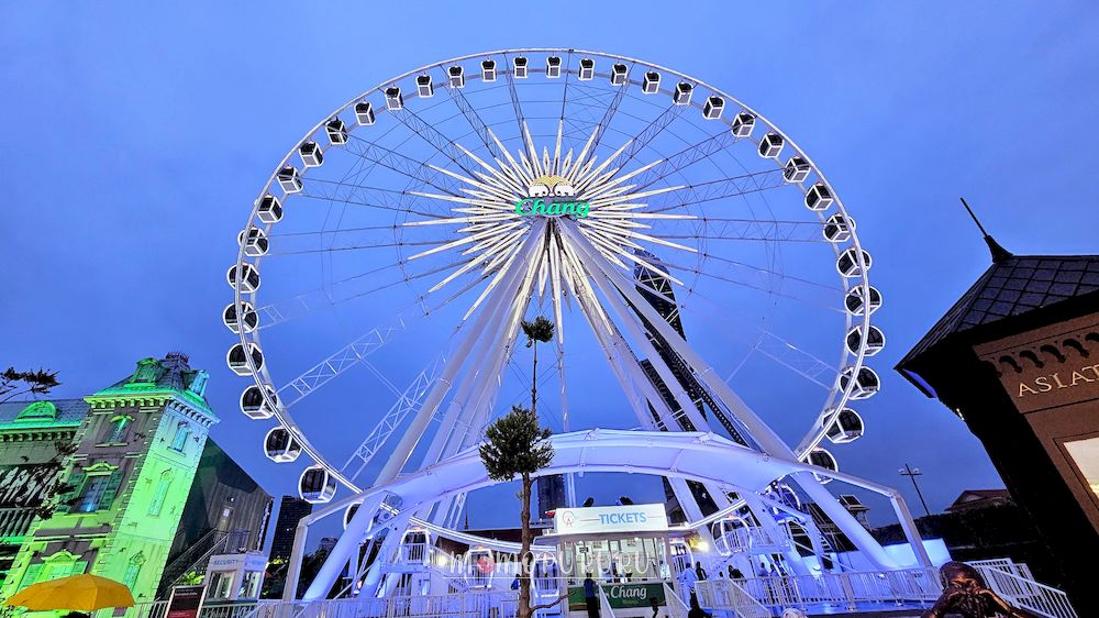 Wahana permainan di Asiatique