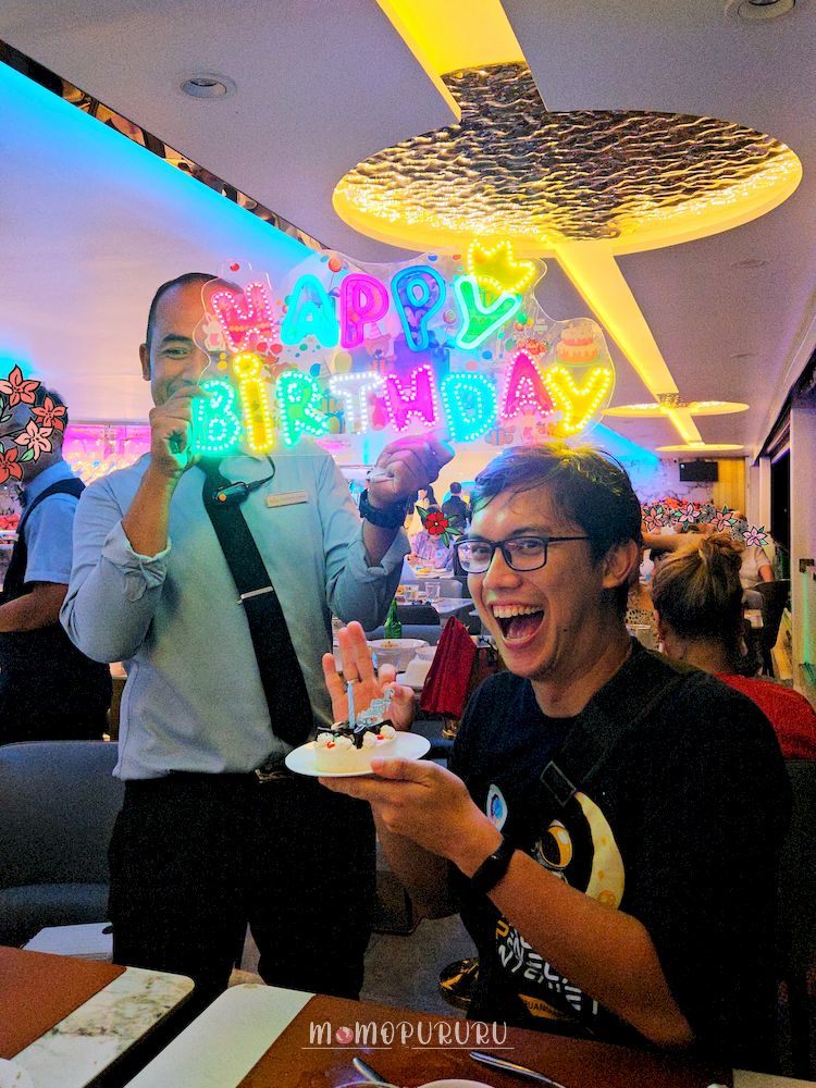 Senang dapet kue ulang tahun