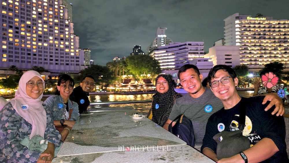 Menikmati river cruise bersama teman-teman