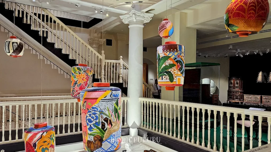 Ornamen gantung di ruang terbuka vertikal