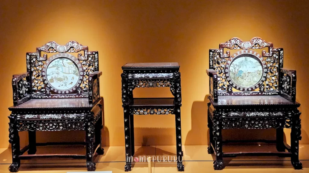 Kursi dan meja kayu ukiran