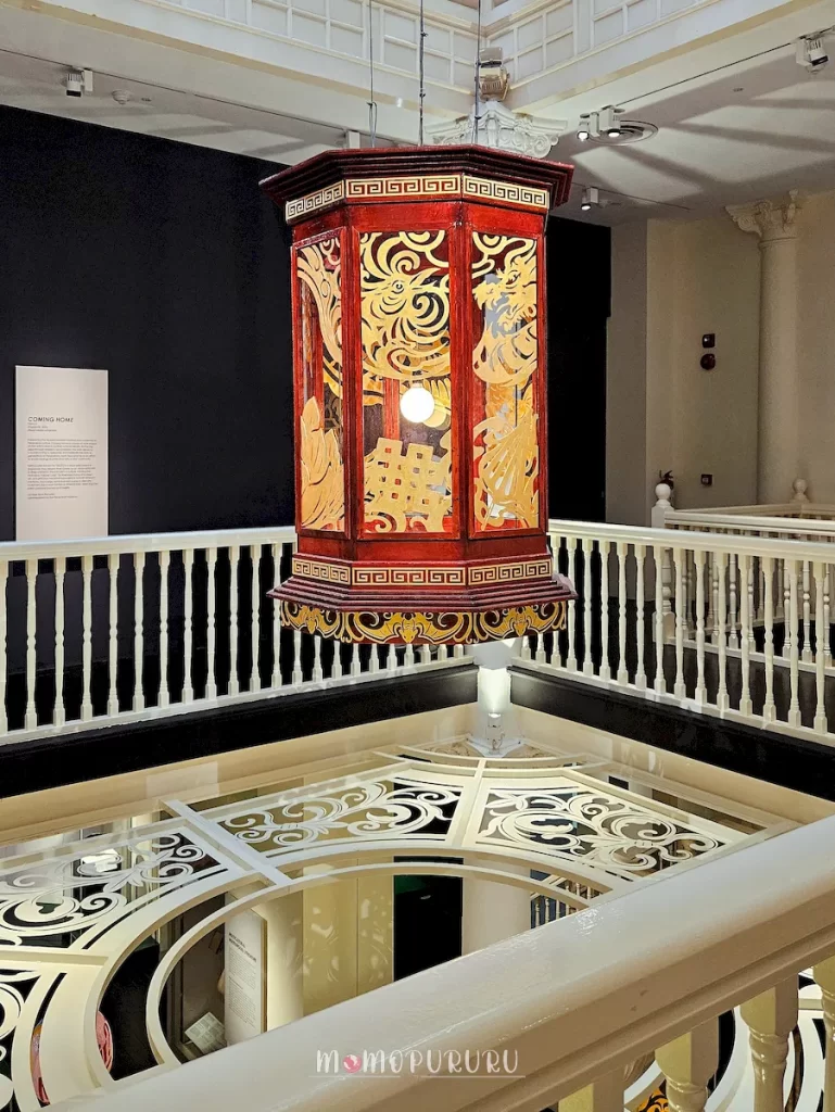 Ornamen gantung di ruang terbuka vertikal