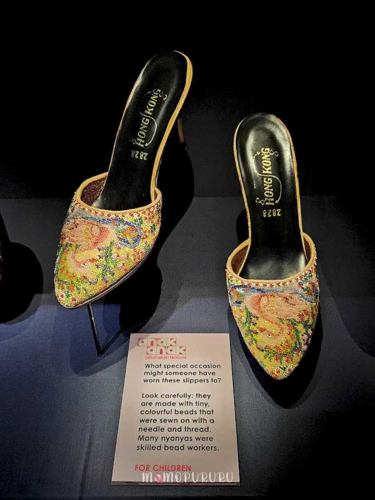 terdapat logo anak-anak di sepatu