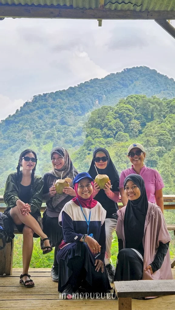 Foto bersama di warung