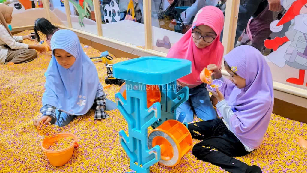 Anak-anak bermain di sand box Fanpekka