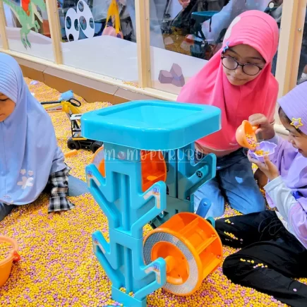 Anak-anak bermain di sand box Fanpekka