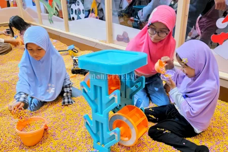 Anak-anak bermain di sand box Fanpekka