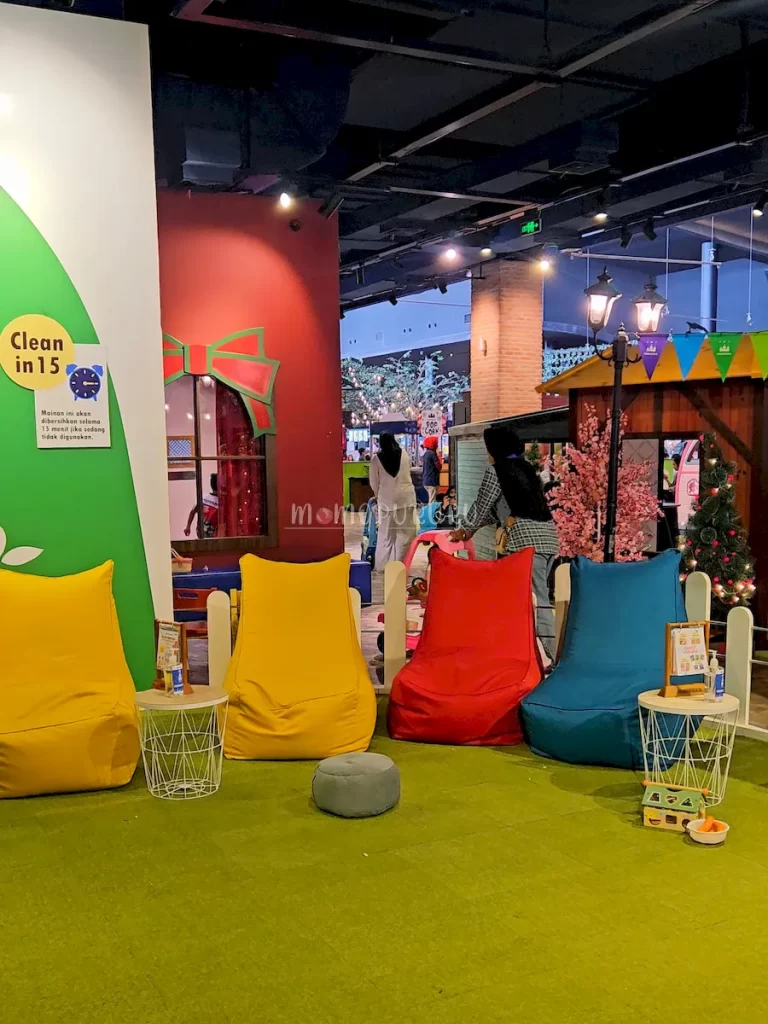 Area santai dengan banyak bean bag