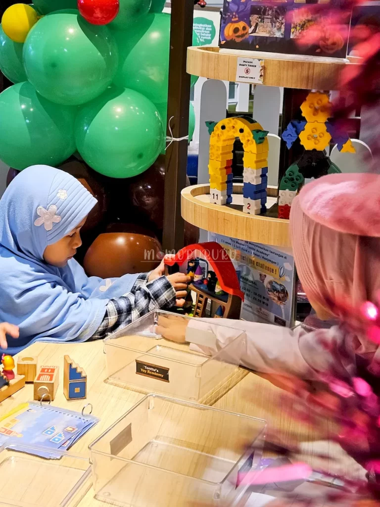 Anak main mainan edukatif