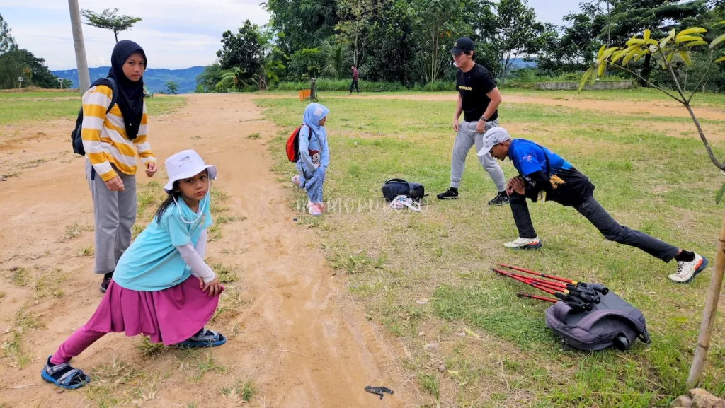 Pemanasan sebelum trekking