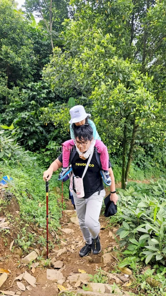 Papa gendong anaknya saat trekking