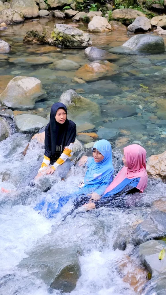 Mengobrol di Curug Leuwi Hejo