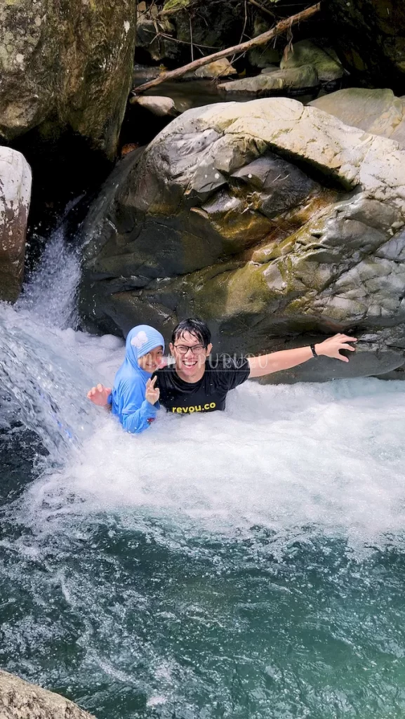 anak dan ayah berendam di curug