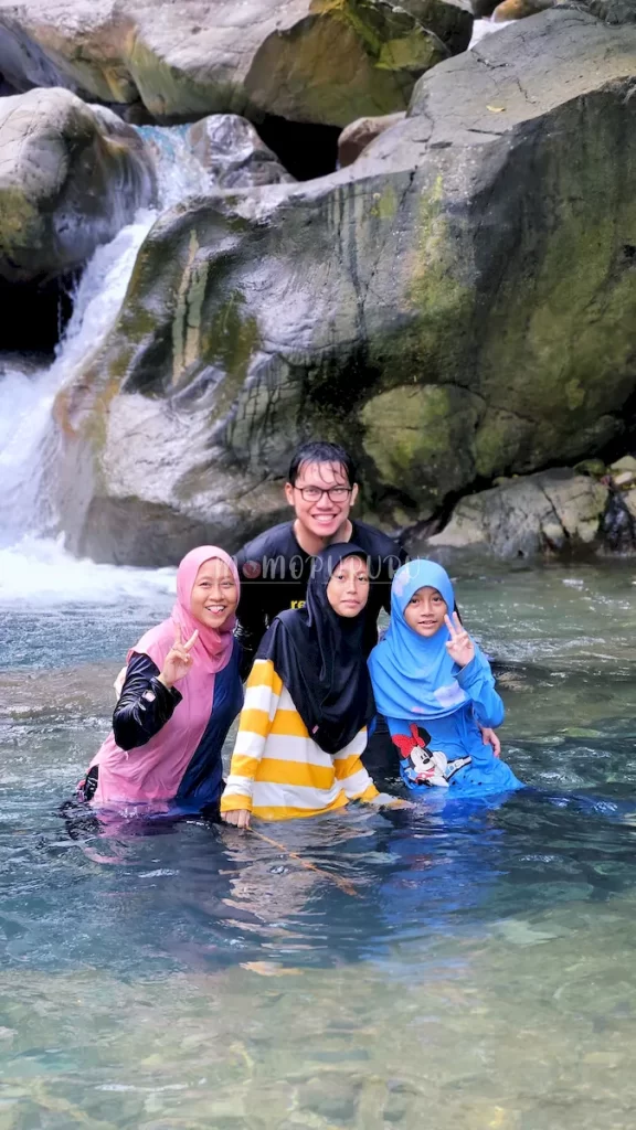 Foto bersama di curug leuwi benjol