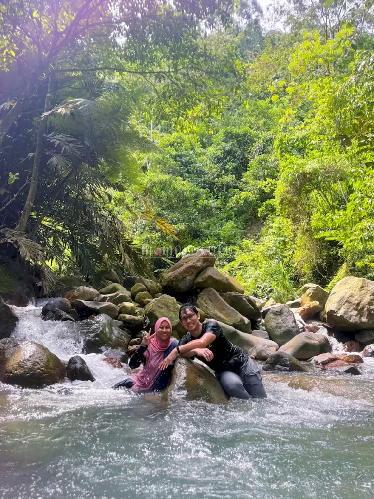 Main di tempat dalam Curug Cepet
