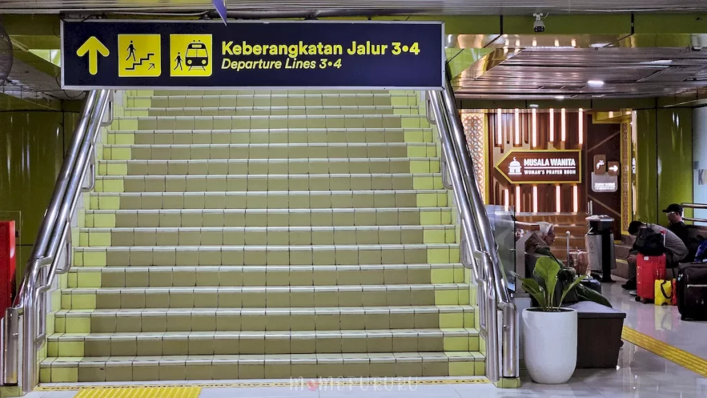 Ruang tunggu kereta luar kota di Gambir