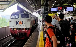 Menunggu kereta Taksaka datang di peron