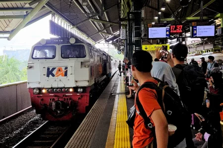 Menunggu kereta Taksaka datang di peron