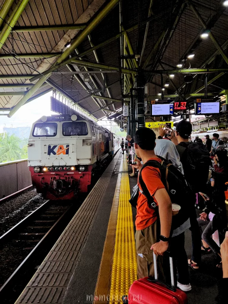 Menunggu kereta Taksaka datang di peron