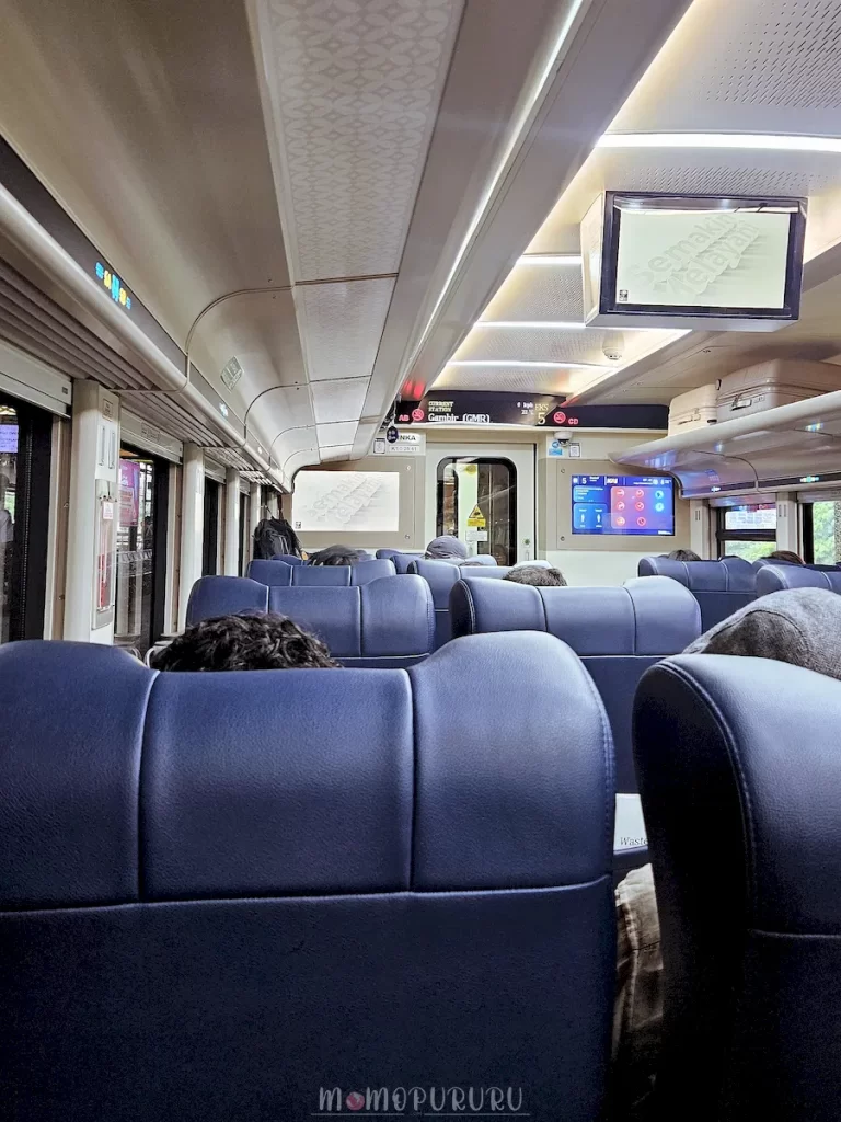 Layar digital terlihat dari tempat duduk