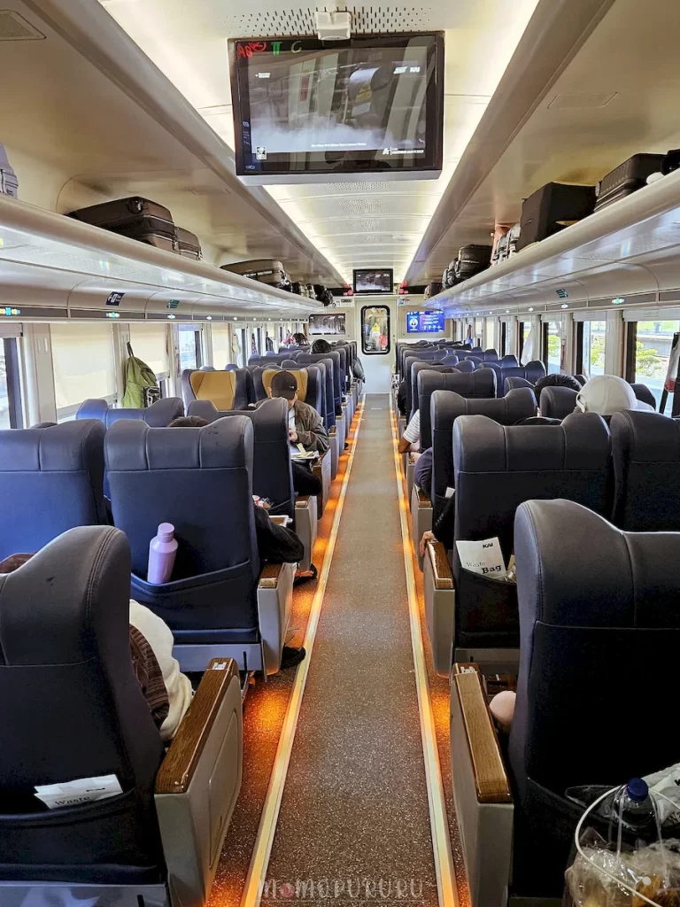 Lampu tanam di kereta Taksaka