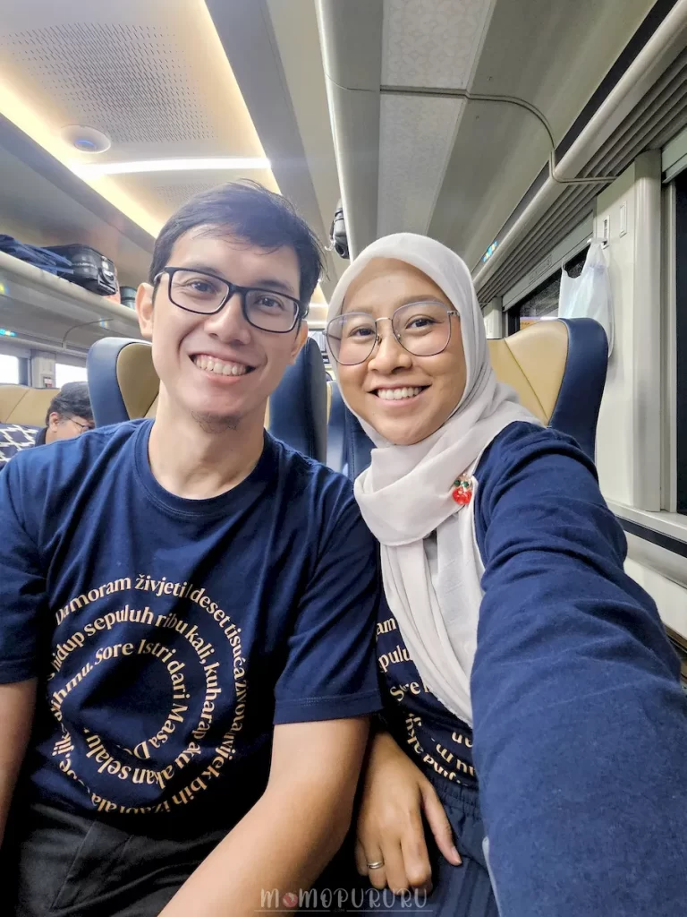 Duduk di sisi Jendela