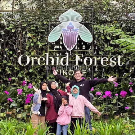 Di dalam rumah anggrek