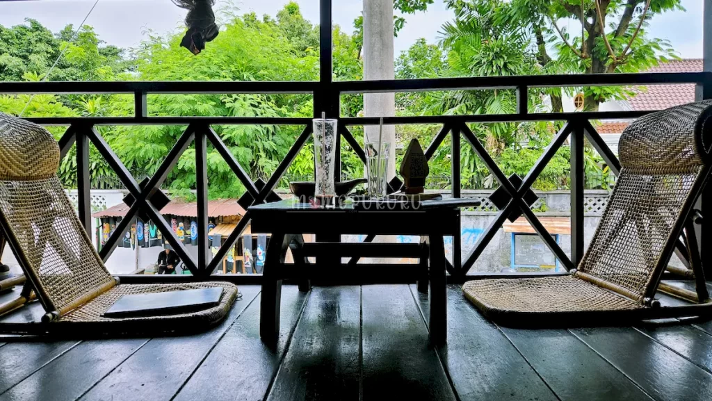 Kursi lantai 2 lesehan