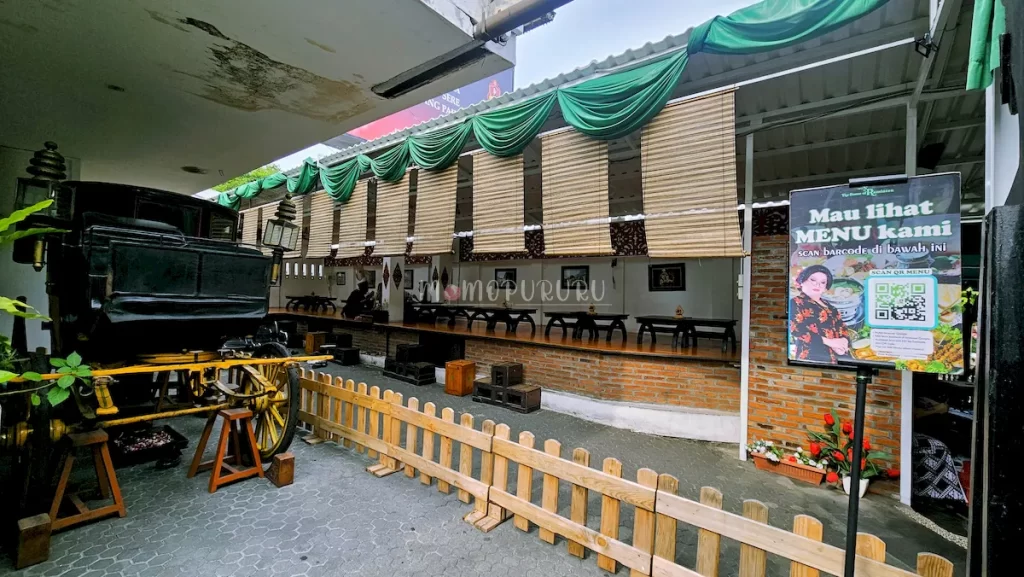 Lesehan bagian depan