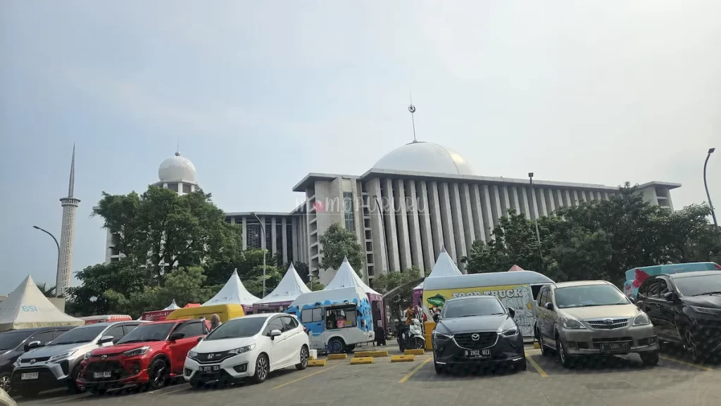 Parkir mobil di masjid Istiqlal