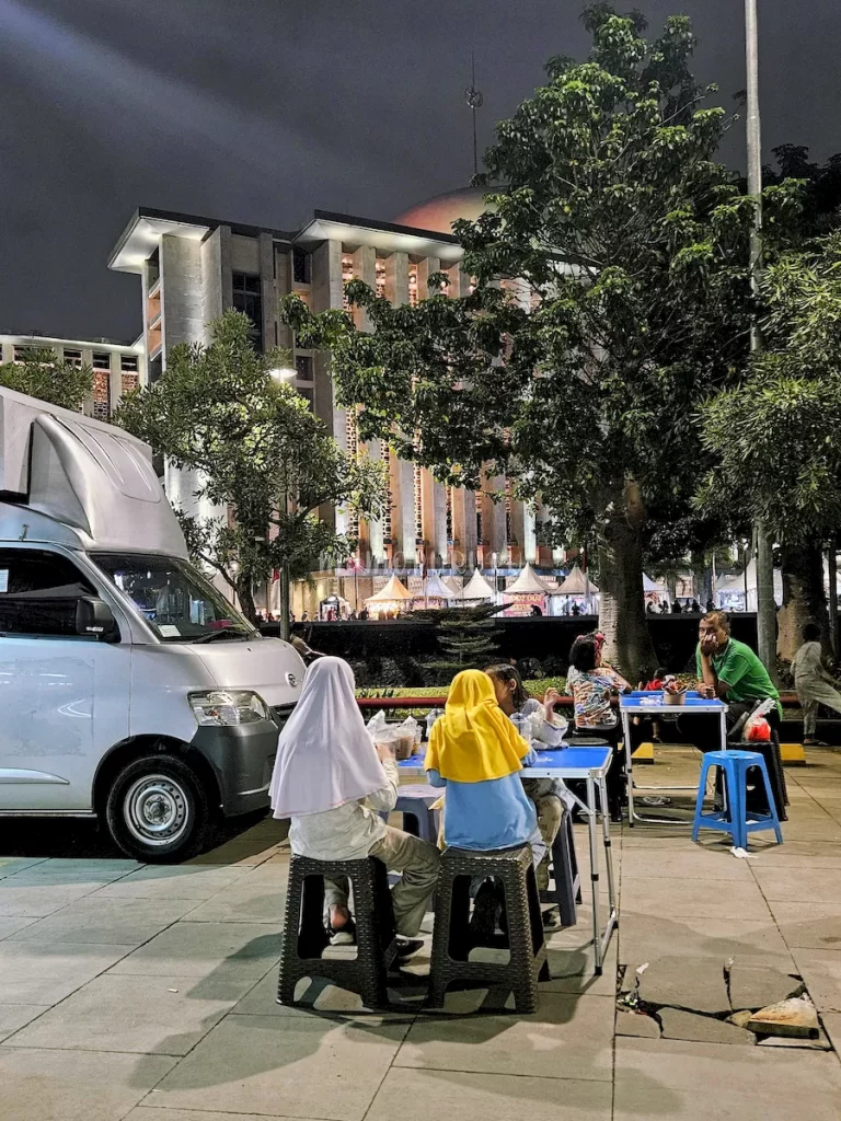 Makan di pelataran masjid Istiqlal