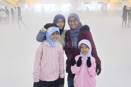 Main Ice Skating di Sky Rink