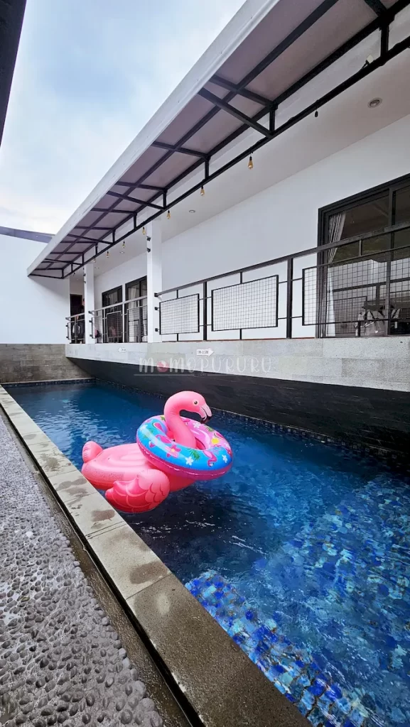 Kolam renang di villa