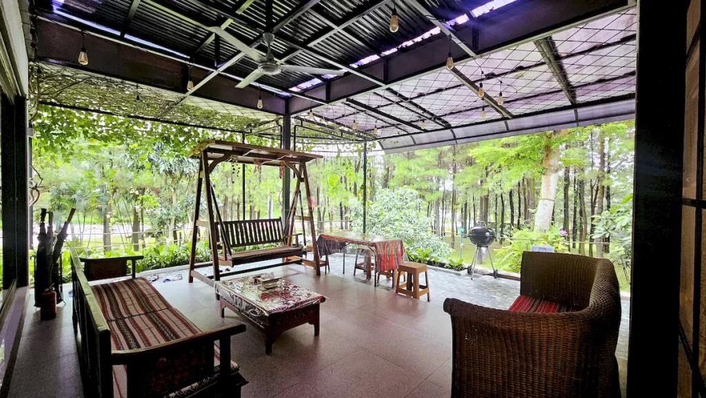 Teras villa tepi pinus