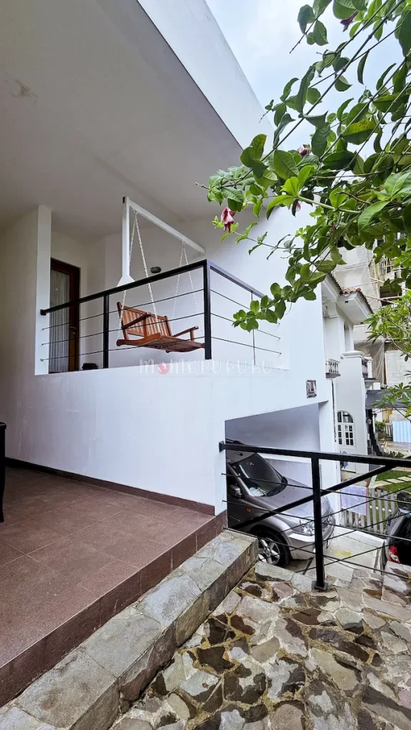 parkiran mobil di bagian bawah