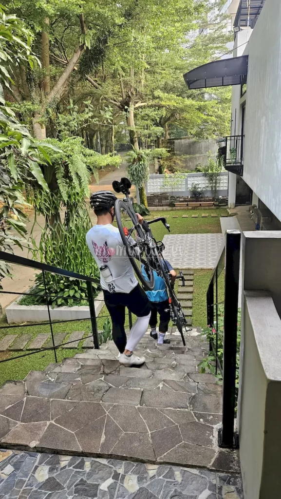 papa mertua dan adik ipar sepedaan