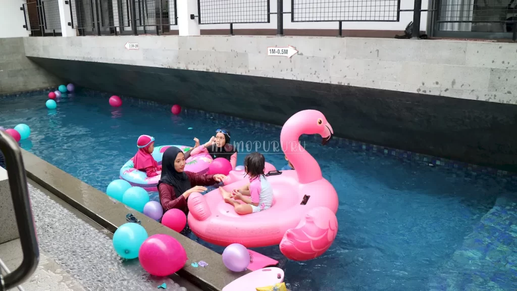 Anak-anak happy berenang