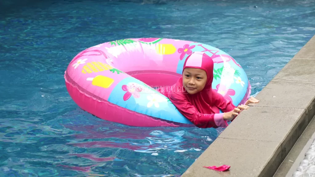 Anak renang di kolam renang villa