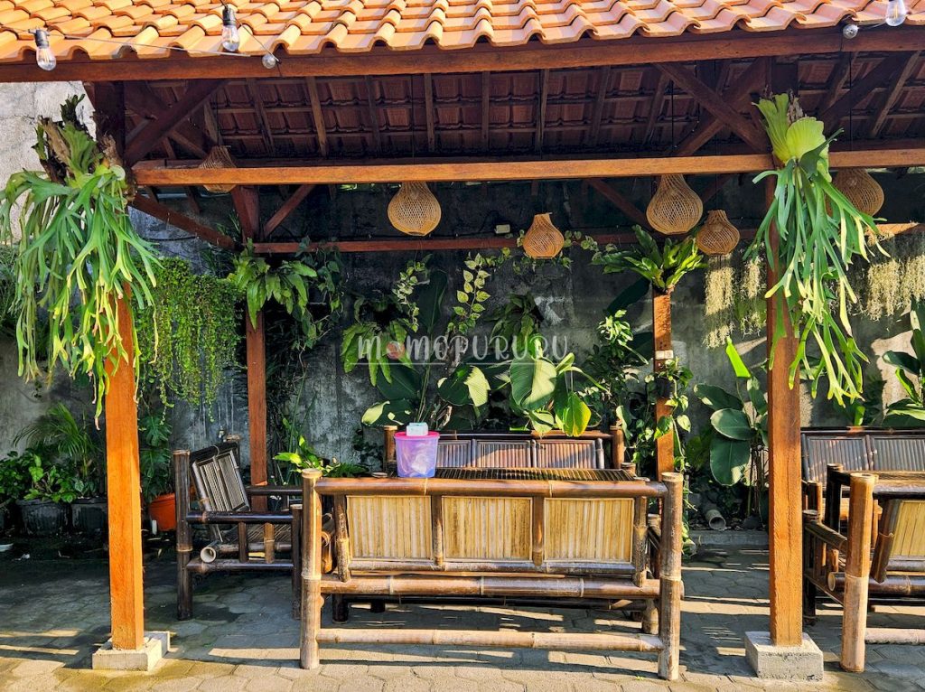 Tempat makan outdoor dari bambu